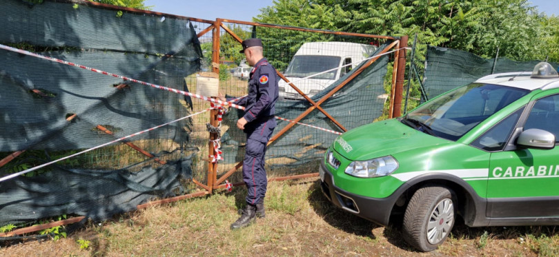 Discarica non autorizzata di auto: denunciato